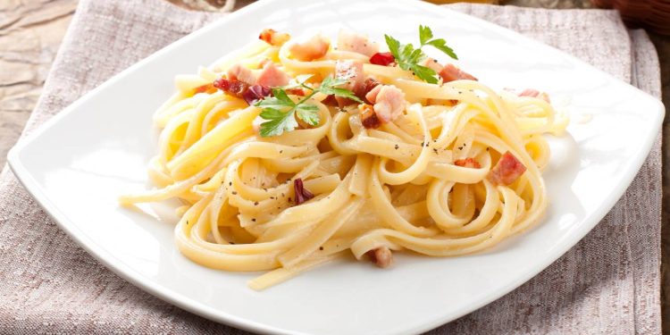 Carbonara tradicional ganha espaço mesmo com versões cremosas no dia a dia