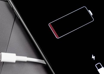 Quanto custa carregar celulares e gadgets mais vezes no verão e como reduzir esse gasto na conta de luz
