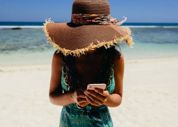 Como evitar que calor, areia e maresia danifiquem o celular
