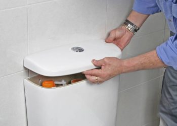 Quanto custa consertar descarga vazando silenciosamente e quanto vale agir rápido