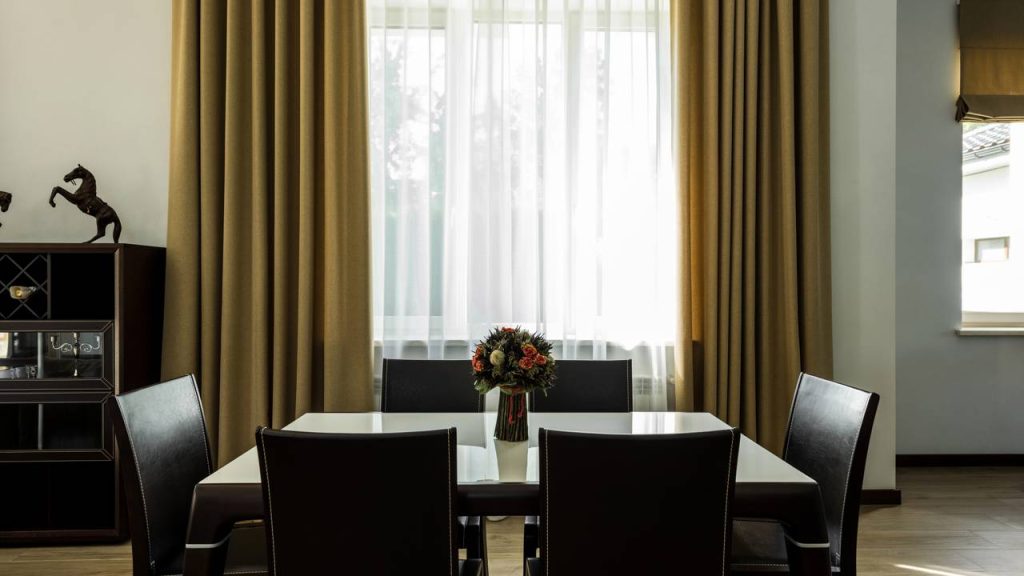 Cortinas e persianas automáticas estão simplificando a vida em casa e pouca gente percebeu