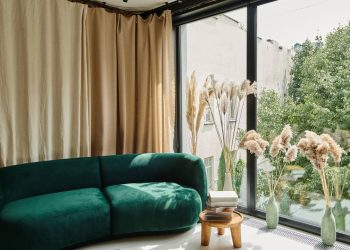 Cortinas e persianas automáticas estão simplificando a vida em casa e pouca gente percebeu