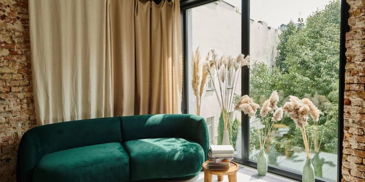 Cortinas e persianas automáticas estão simplificando a vida em casa e pouca gente percebeu