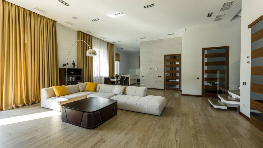 Cortinas e persianas automáticas estão simplificando a vida em casa e pouca gente percebeu
