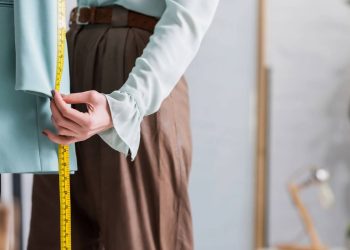 Conserto de roupas: vale a pena mandar tudo para a costureira ou dá para fazer em casa?
