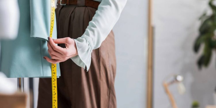 Conserto de roupas: vale a pena mandar tudo para a costureira ou dá para fazer em casa?