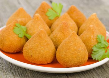 Essa receita de coxinha que fica macia por dentro e crocante fora