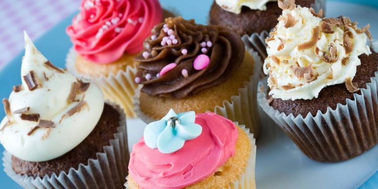 Receita de cupcake de micro-ondas fácil com massa fofinha e prática
