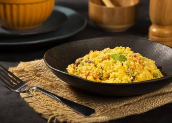 Cuscuz cearense com carne moída e ovos une praticidade e sabor caseiro