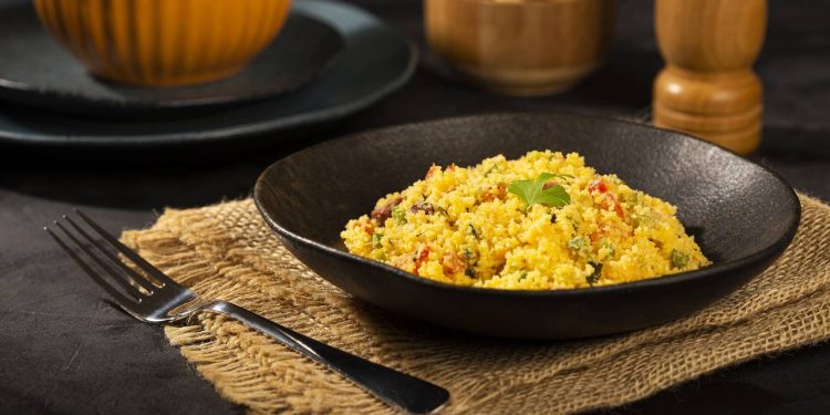 Cuscuz cearense com carne moída e ovos une praticidade e sabor caseiro