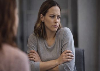 O corpo entrega antes da fala: os sinais de linguagem corporal que revelam rejeição