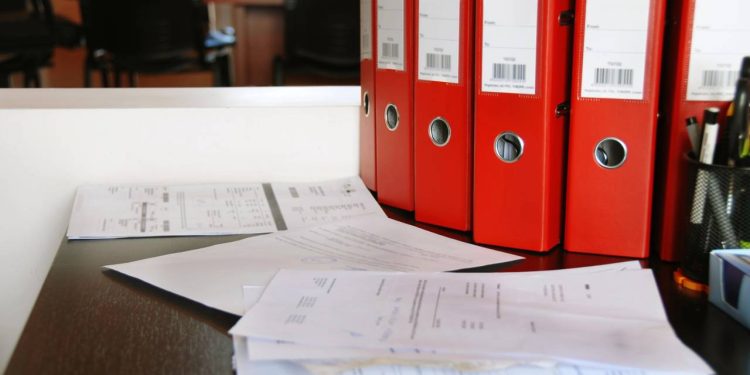 Como organizar documentos digitais e físicos juntos com um sistema simples e eficiente