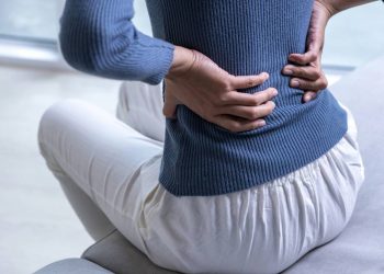 Faça isso se você acorda com o corpo travado e sente rigidez logo cedo