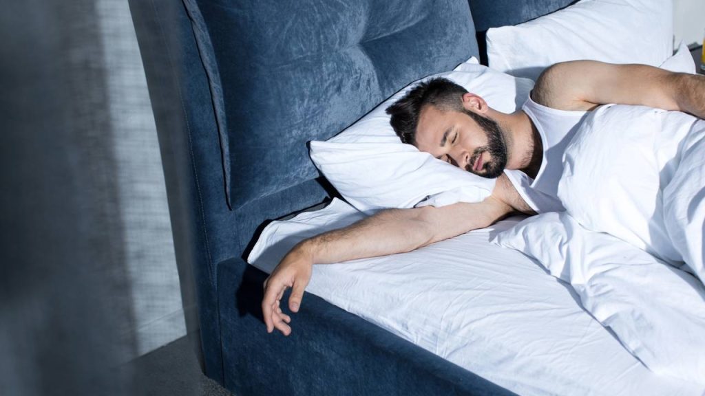 Dormir de lado pode dizer mais sobre você do que imagina