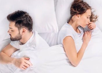 O que a ciência diz sobre casais que dormem de costas um para o outro?