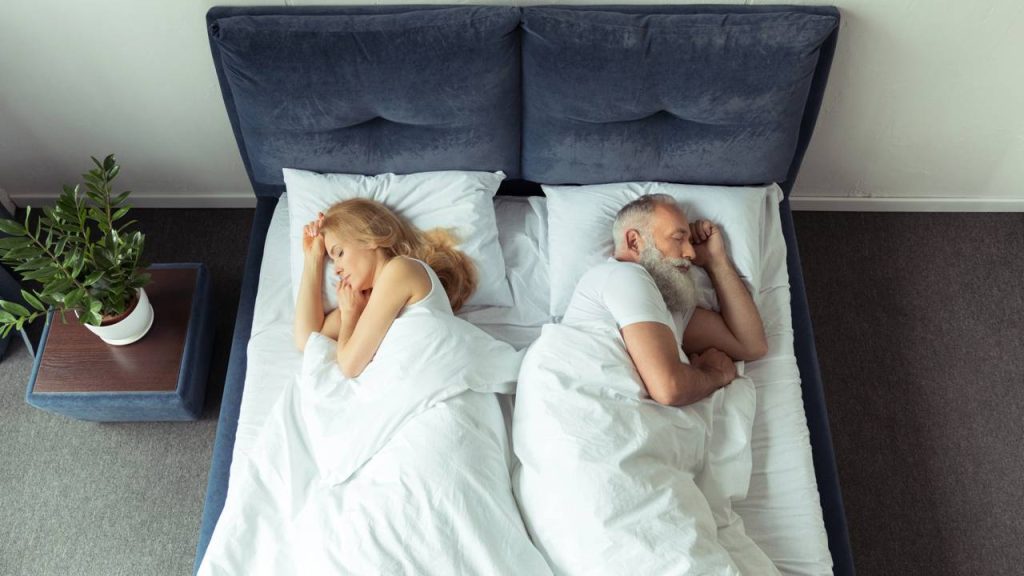 Dormir de costas em casal indica distância emocional ou apenas conforto na relação