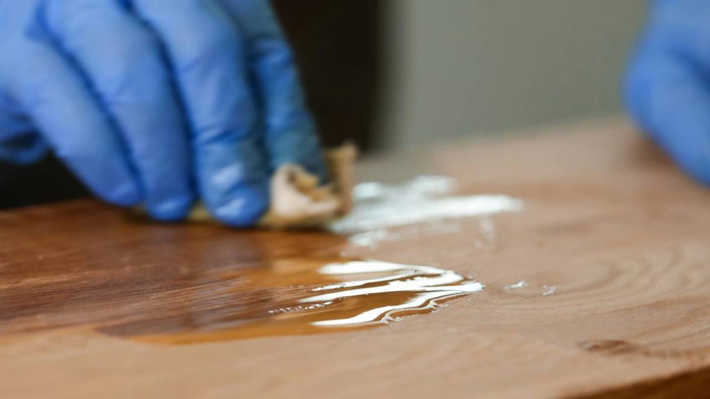 envernizar uma mesa pequena