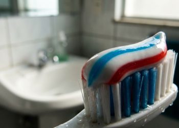 Para que servem as listras coloridas na pasta de dente