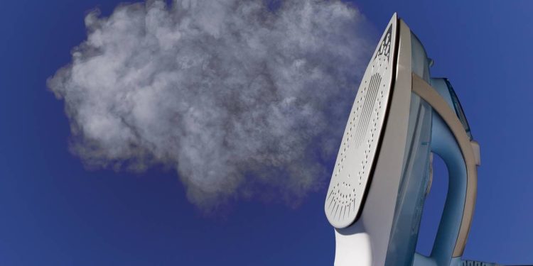 Um item com vapor contínuo está mudando a forma de passar roupa em casa