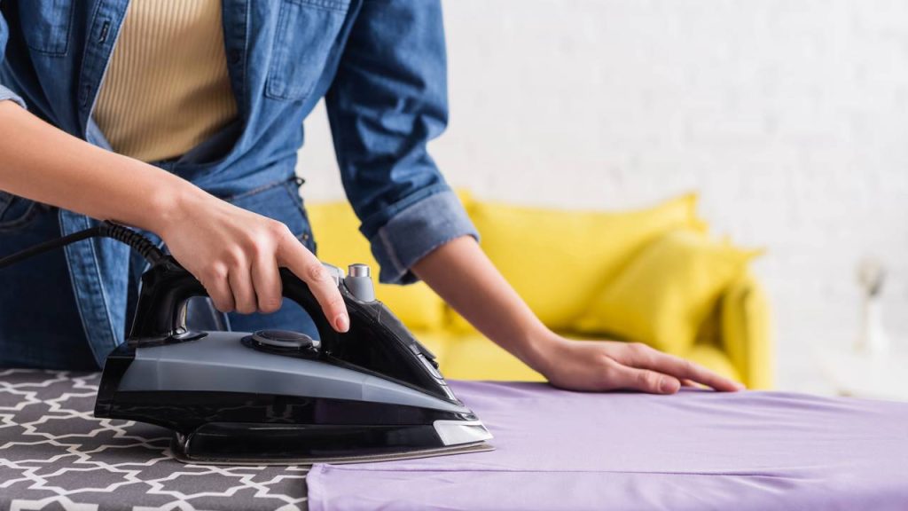 Um item com vapor contínuo está mudando a forma de passar roupa em casa