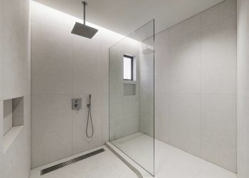 Portas de vidro no chuveiro já são coisa do passado: essa é a nova tendência de design de banheiro que os arquitetos amam