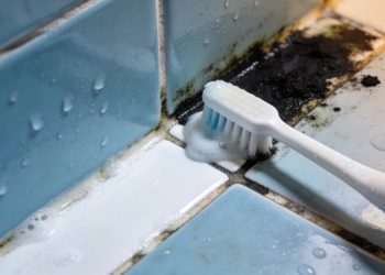 Esse truque com limão e bicarbonato limpa o mofo do rejunte enquanto você dorme