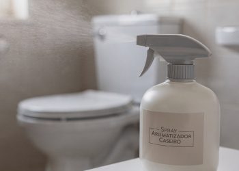 O banheiro parece recém-limpo o dia todo: o spray caseiro com dois ingredientes que os hotéis adorariam copiar