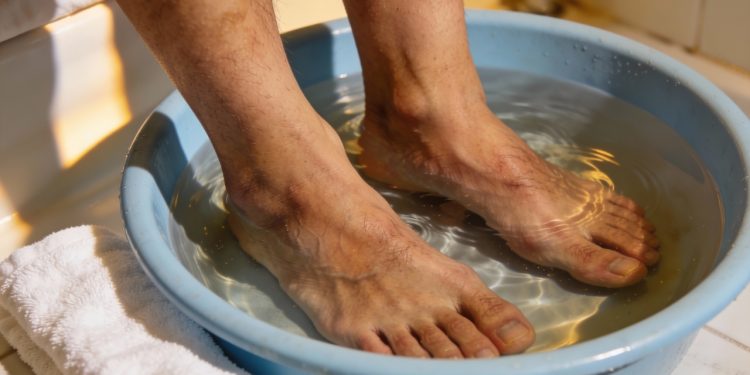 Banho de pés com 1 ingrediente: contra fungos, suor e rachaduras nos calcanhares
