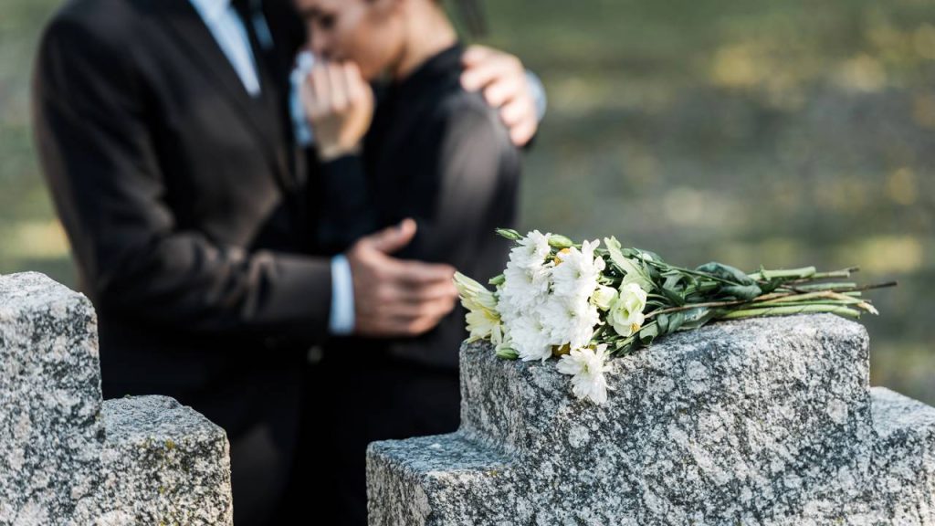 O verdadeiro motivo das roupas pretas em cerimônias vai muito além do luto e da elegância