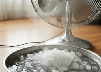 Esse truque com ventilador e gelo funciona e consegue resfriar ambientes pequenos e secos