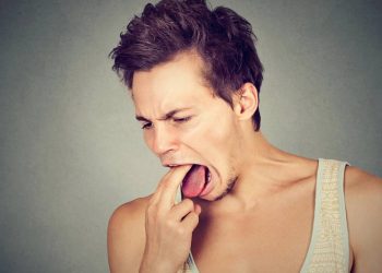 Gosto de sangue ou ferro na boca: o que o corpo está tentando te avisar?