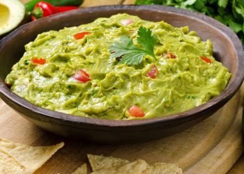 Guacamole simples e fácil: como fazer a receita perfeita em 10 minutos