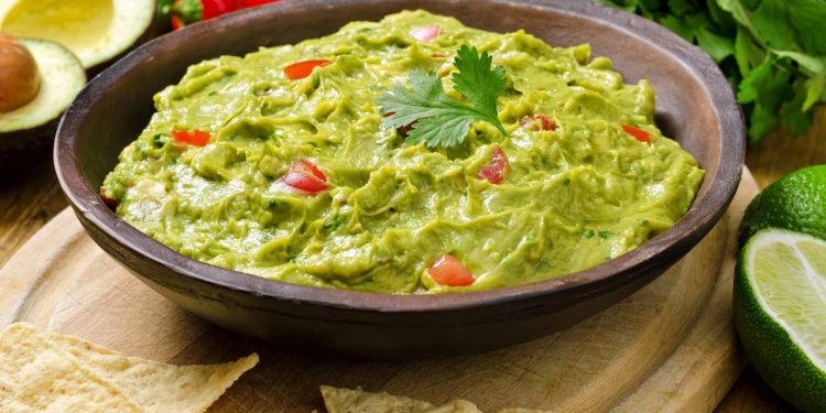Guacamole simples e fácil: como fazer a receita perfeita em 10 minutos