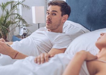 Sinais de que um homem está te usando aparecem logo no início e muitas mulheres ignoram