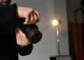 Como adaptar a casa para gravar vídeos simples com boa iluminação, som e cenário