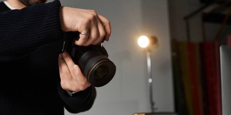 Como adaptar a casa para gravar vídeos simples com boa iluminação, som e cenário