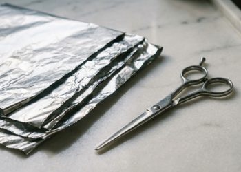 Eu aprendi a amolar tesoura velha em casa usando só um pedaço de papel alumínio