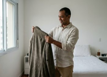 Jeito infalível de remendar furo na roupa sem precisar de agulha nem de linha