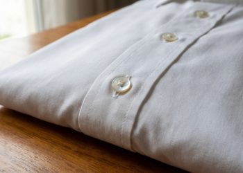 Por que os botões da camisa masculina e feminina ficam em lados opostos
