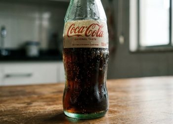 Por que a Coca de garrafa de vidro é muito melhor que a de lata