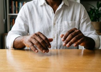 Macete pra descobrir se alguém está mentindo pra você só de observar o movimento das mãos