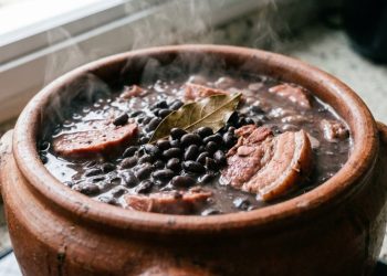 O verdadeiro motivo pelo qual a gente come feijoada no sábado e não em outro dia da semana
