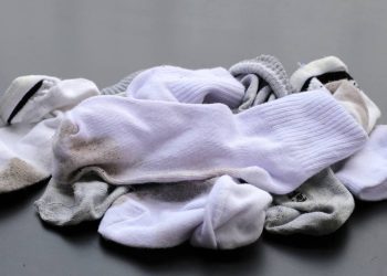 O truque nada óbvio que deixa suas meias encardidas branquíssimas