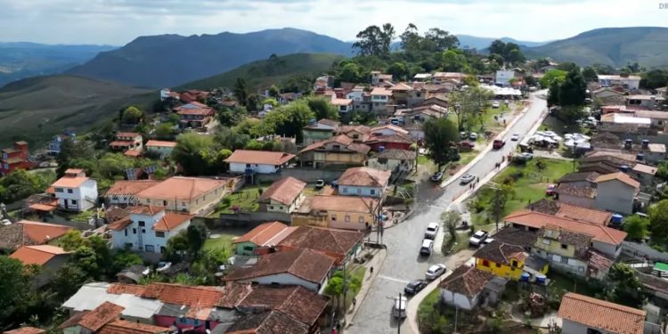 Conheça o charme de Lavras Novas, uma vila acolhedora cercada por montanhas, natureza e tradições mineiras. // Créditos: YouTube Drone Tour 4k (@DroneTour4K)