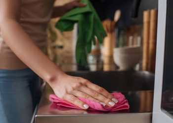 Limpar a casa à noite: o hábito silencioso que a psicologia explica que você talvez não sabia
