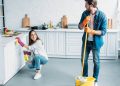 3 truques baratos para desengordurar a cozinha e deixá-la brilhando