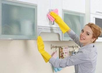 Misturinha para limpar armário branco da cozinha em 5 minutos, sem esforço