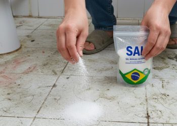 Truque caseiro com sal que deixa o piso brilhando novamente