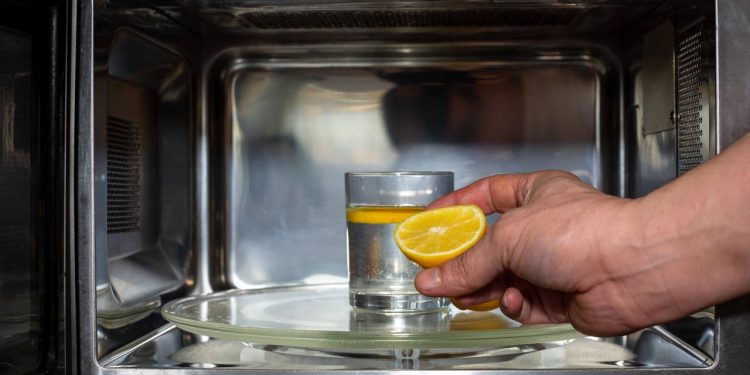 Como limpar o interior do micro-ondas corretamente com 3 ingredientes super baratos