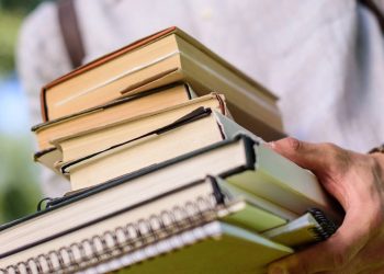 Por que reaproveitar livros didáticos pesa tão pouco no bolso das famílias
